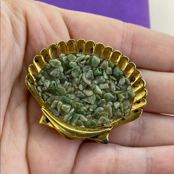 💛 Vintage Gold & Green Jade Chip Shell Brooch - Picture 4 of 4